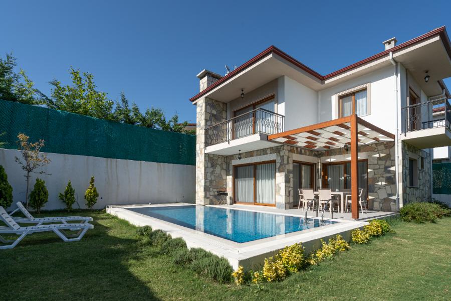 Kuşadası Caferlide 3+1 Özel Havuzlu Denize Yakın Kiralık Lüks Villa DRM-1696