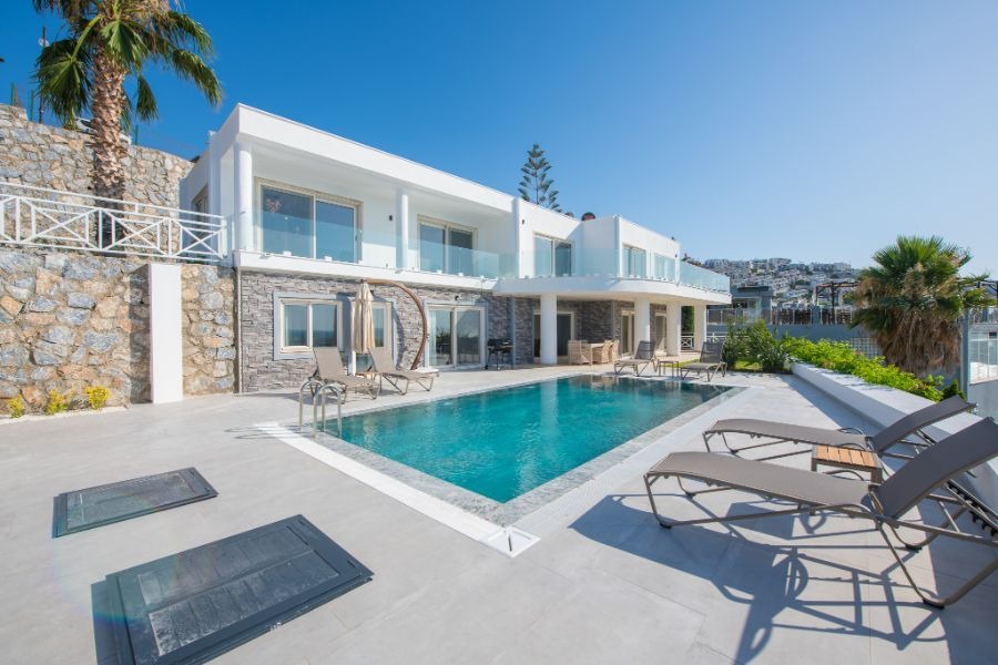 Bodrum Boğaziçi'nde 5+1 Özel Plajlı Deniz Manzaralı Lüks Villa DRM-1760